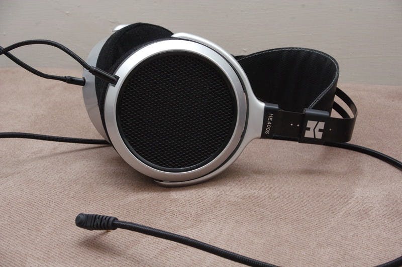 是平價、易驅動的入門平面振膜耳機， HiFiMAN HE400S 動手玩這篇文章的首圖