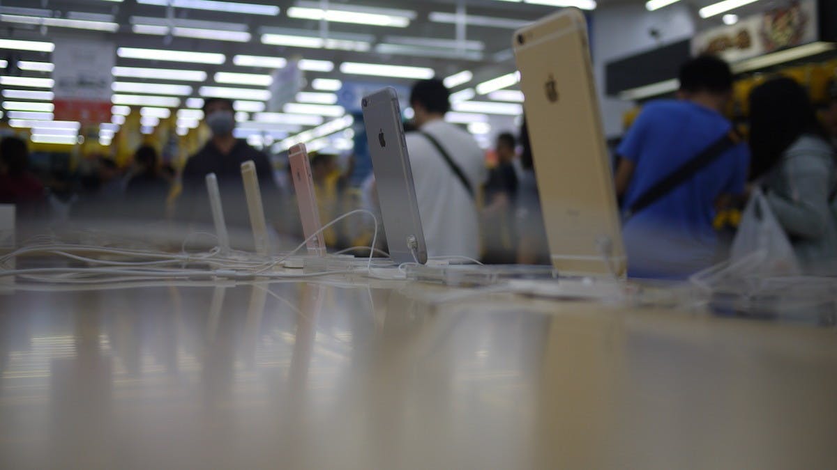 是iPhone 6s / iPhone 6s PLUS 凌晨一點首發 喜愛者仍然熱絡排隊這篇文章的首圖