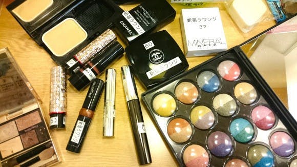 是新宿新興的奇妙行業！提供香奈兒全套彩妝使用的女性向休息室這篇文章的首圖