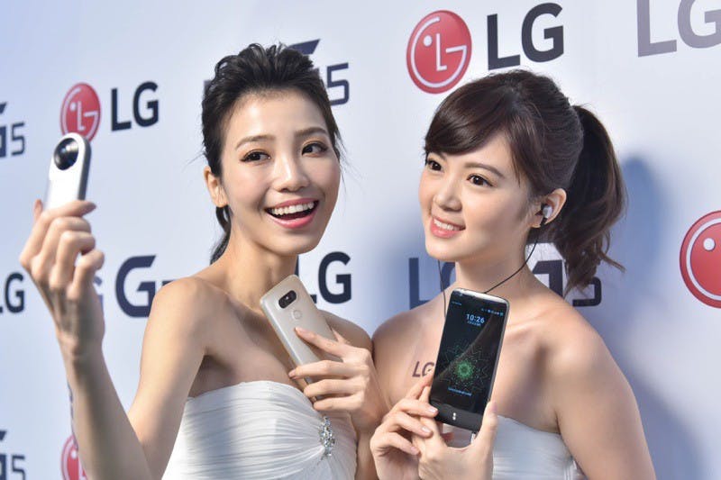 LG 360 Cam是LG專門打造的360。環景攝影機,搭載前後兩組1,300萬畫素的超廣角相機,讓消費者無論是在出外旅行想捕捉整個世界的美麗景緻。_resize