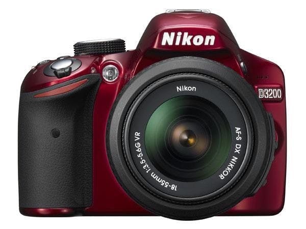 是Nikon 推出入門級單眼 D3200，售價約700元美金（配 Kit 鏡）這篇文章的首圖