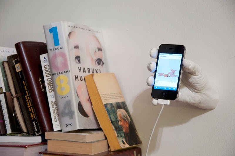 是造型不大妙的"手持式" iPhone 架『Hand Dock』這篇文章的首圖