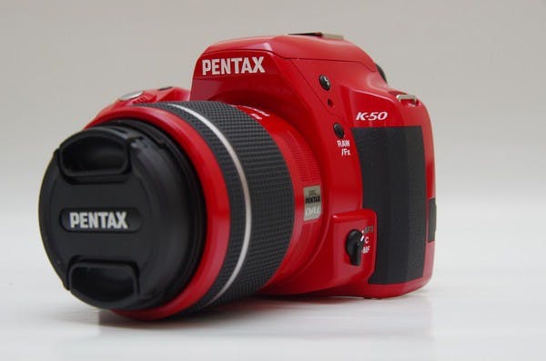 是媲美上位機身電子機能的二代運動單眼， Pentax K-50 動手玩這篇文章的首圖