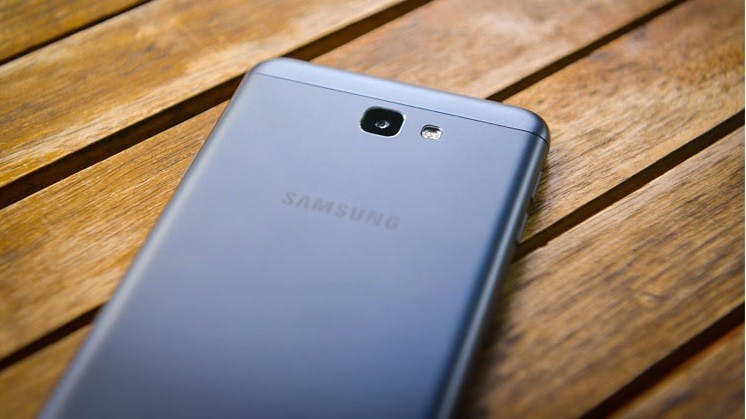 dien-thoai-samsung-galaxy-j7-prime-xanh-den-8