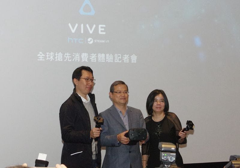 是搶先讓台灣民眾感受 VR 魅力， HTC 於 12 月 15 日起於三創提供 HTC Vive 體驗這篇文章的首圖