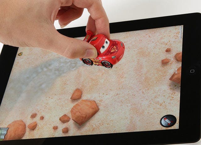 是能與 iPad遊戲軟體結合互動的迪士尼玩具車這篇文章的首圖