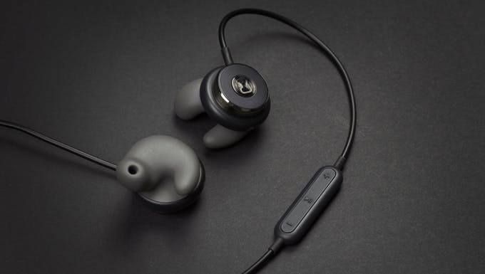 是主打不需要製作耳模就可快速吻合耳型的準客製耳機， ONKYO 也參一咖的 Revols 入耳耳機這篇文章的首圖