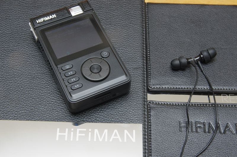 是悖離全數位化趨勢而生的音樂鑑賞組合， HiFiMAN HM901 + RE-600 動手玩這篇文章的首圖