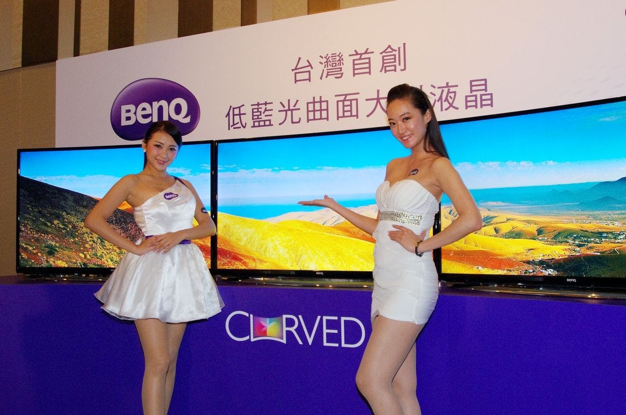 是具低藍光與曲面技術， BenQ 推出不到五萬元的 RU 系列曲面大電視這篇文章的首圖