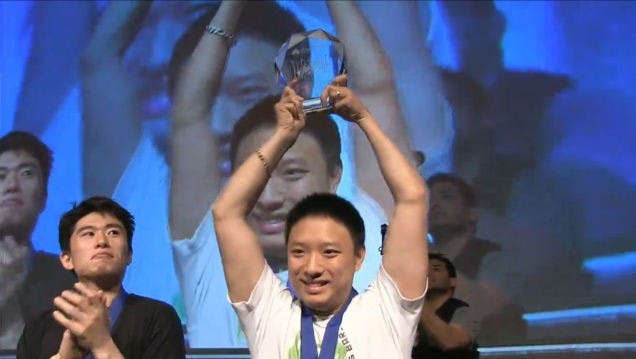 是甚麼格鬥遊戲專用大搖都遜了， EVO 2014 大會快打旋風 4 冠軍用的是 PS1 的搖桿...這篇文章的首圖
