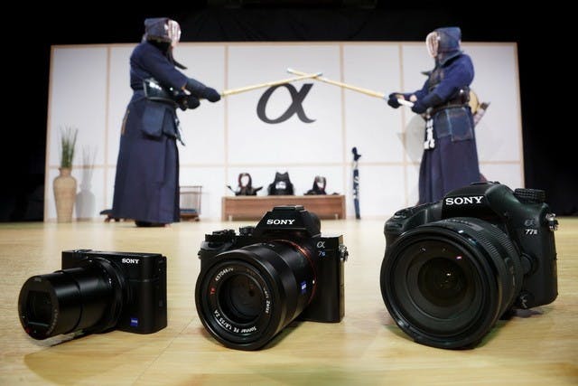 是Sony衝擊大感光時代，推出α7S /α77Ⅱ/ RX100Ⅲ三款定位不同的高階數位相機這篇文章的首圖