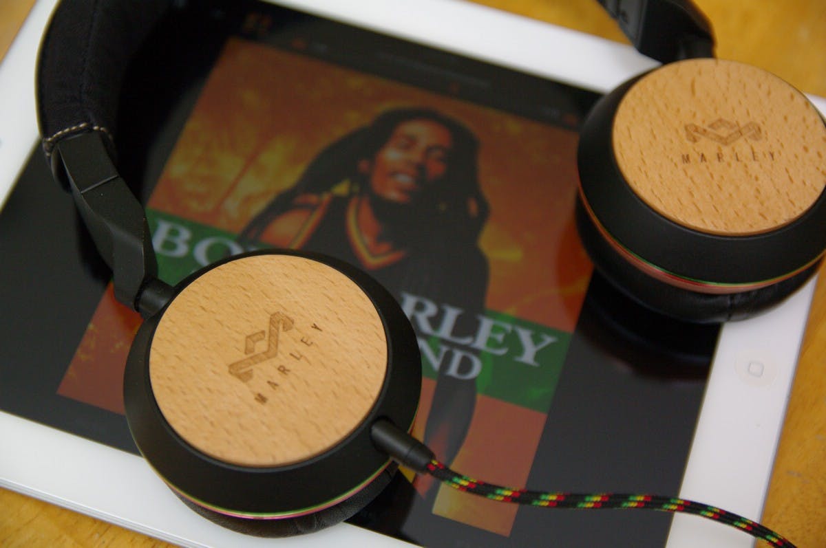 是傳遞雷鬼精神、強調自然環保， Marley STIR IT UP 耳機動手玩這篇文章的首圖
