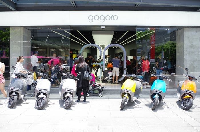 是多了一萬元的 Gogoro Plus 除了七色可選，到底跟標準版差在哪？這篇文章的首圖