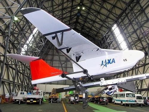 是新開發的飛行機器人，可以利用滑鼠簡單操作這篇文章的首圖