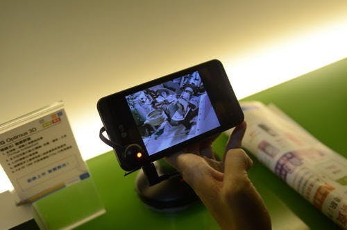 是看到LG Optimus 3D以及SE Xperia mini手機蹤影，但不見HTC EVO 3D這篇文章的首圖