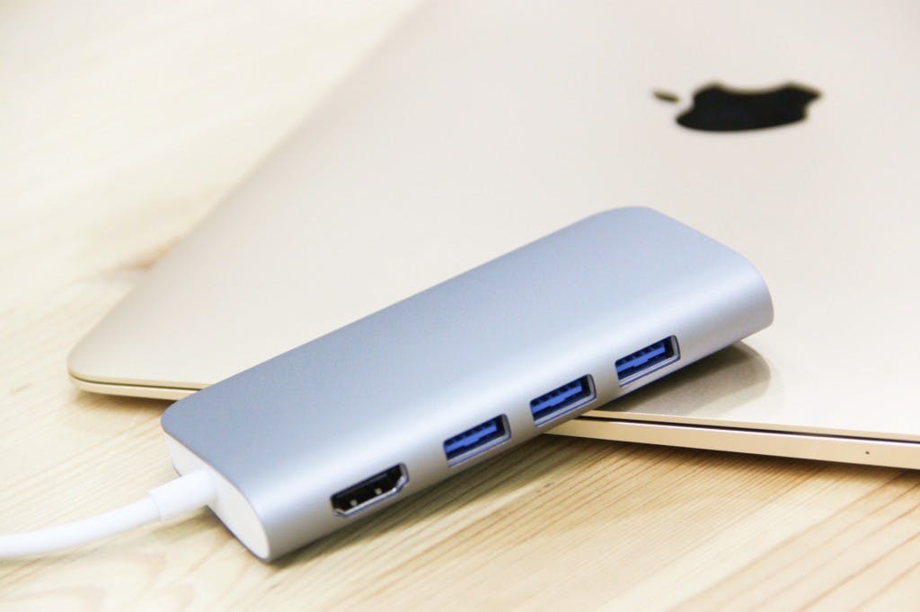 是終究都要買 USB-C轉接器 那為什麼不一開始就買 Solo All in one Hub?這篇文章的首圖