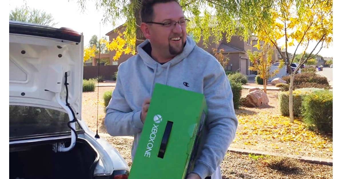 是父子間的甜蜜復仇～爸爸用Xbox 360騙兒子，8年後兒子用Xbox One騙回來這篇文章的首圖