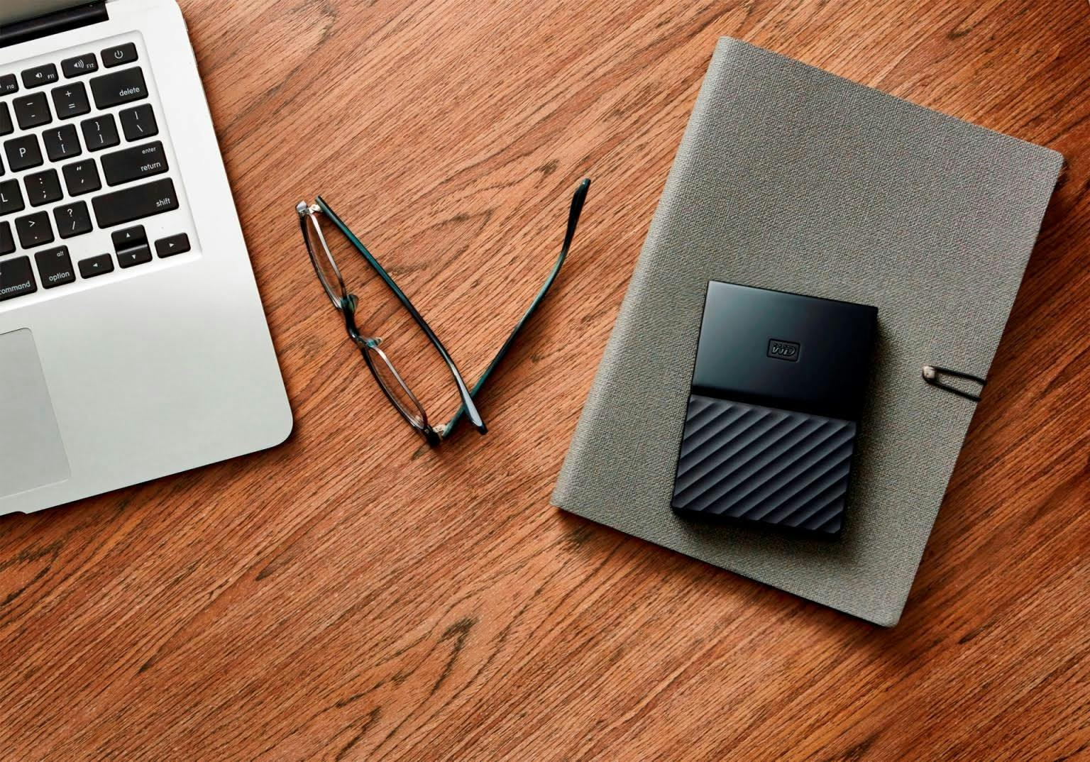 是Western Digital 攜手 fuseproject 打造全新造型，推出 My passport 與 My Book 外接儲存硬碟這篇文章的首圖