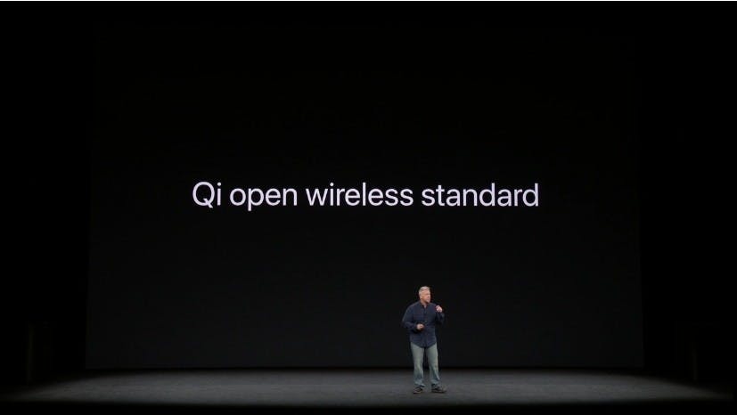 是看看 iPhone 8 與 iPhone X ， WPC 的 Qi 終於正式從無線充電標準戰爭勝出這篇文章的首圖
