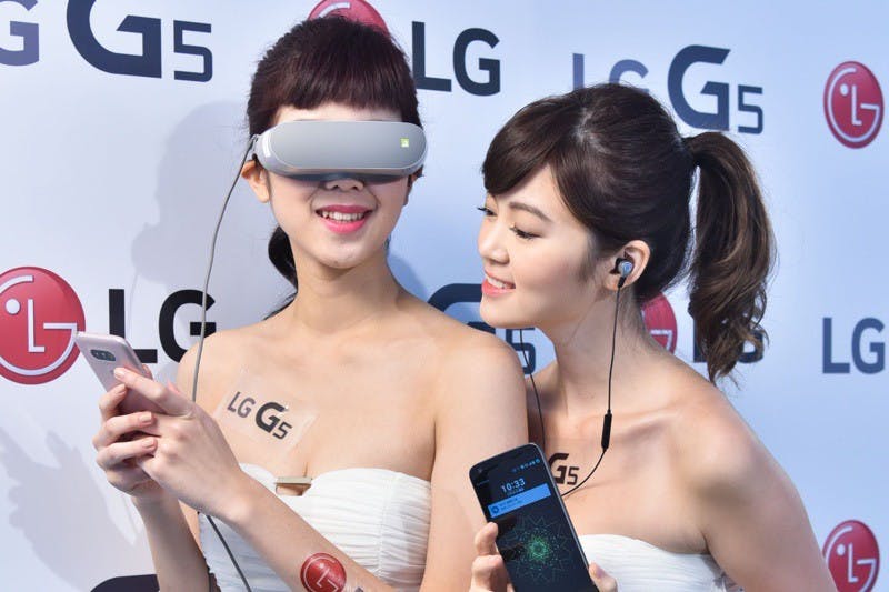 LG打造獨特虛擬實境眼鏡LG 360 VR,不僅具有出色的外型設計,更具備可折疊、輕易攜帶的優點。_resize