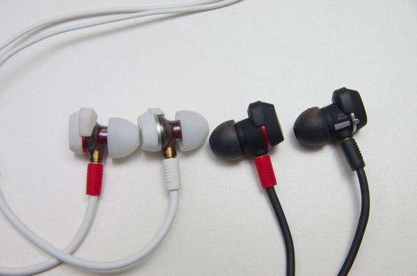 是電音 DJ 監聽耳機不再只有耳罩耳機， Pioneer 針對專業 DJ 監聽的耳道耳機 DJE-1500 、 DJE-2000 動手玩這篇文章的首圖