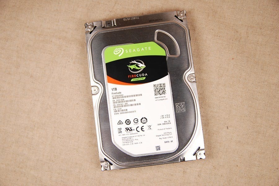 是硬是要學科技新知：又俗又大碗！Seagate FireCuda 希捷火梭魚平民版固態混合硬碟，讓開機速度有感提升 (含實測)這篇文章的首圖