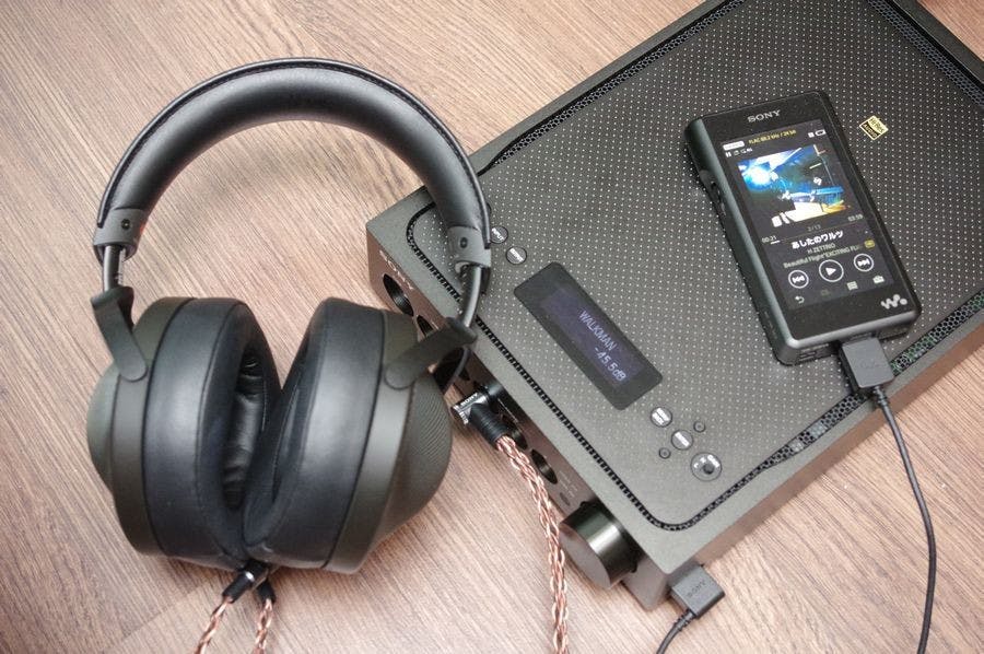 是Sony 70 周年 Signature 三部曲：冠上 ES 的 Sony 首款專為耳機設計的桌上型擴大機 TA-ZH1ES這篇文章的首圖
