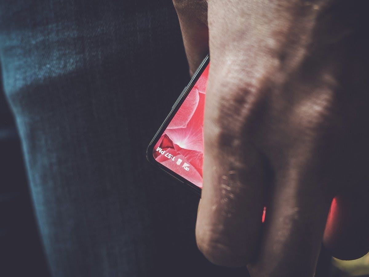 是Android 之父 Andy Rubin 釋出 Essential 無邊框手機的形象照這篇文章的首圖