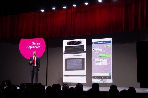 是CES 2014 ： LG 與 Line 合作發表 HomeChat ，將物聯網與家庭自動化的人機溝通變得像聊天一樣這篇文章的首圖