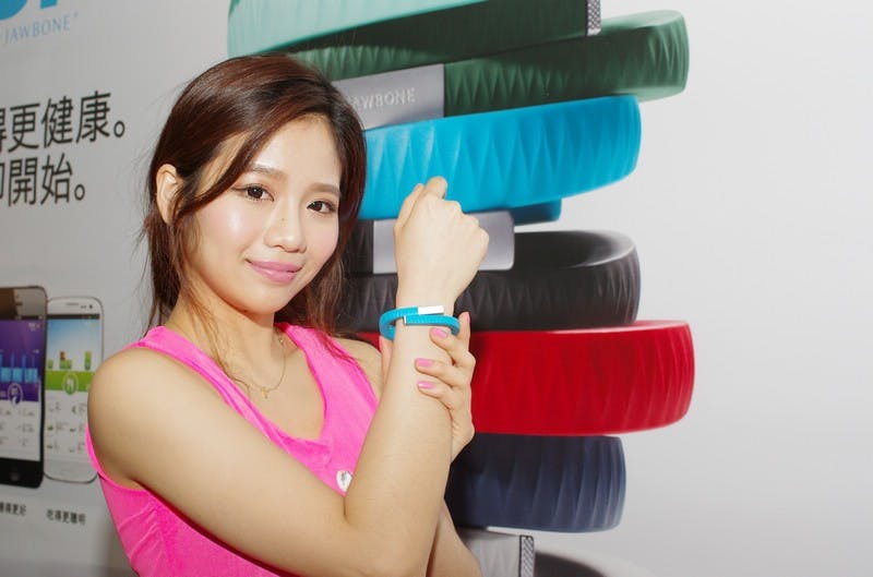 是Jawbone 將開放 app 接收它牌智慧穿戴設備的資訊，當然也包括 Android Wear 與 iWatch這篇文章的首圖