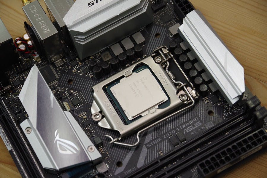 是六核十二緒咖啡湖， Intel Core i7-8700K + Asus ROG Strix Z370-I Gaming 動手玩這篇文章的首圖