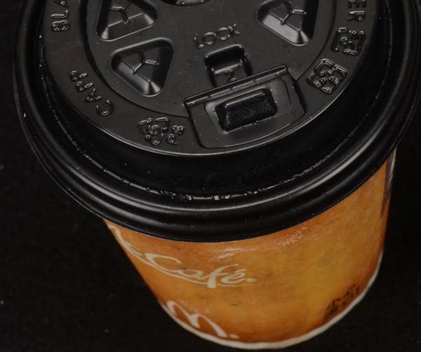 是台北市衛生局今天公佈市場上店面所用的熱飲塑膠杯蓋耐熱測試名單。抽驗25家，共13家變形……，其中7家未改，包括星巴克、摩斯漢堡、布列德、金鑛等知名店家這篇文章的首圖