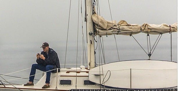 是都出來玩了就別再看手機嘛…這篇文章的首圖