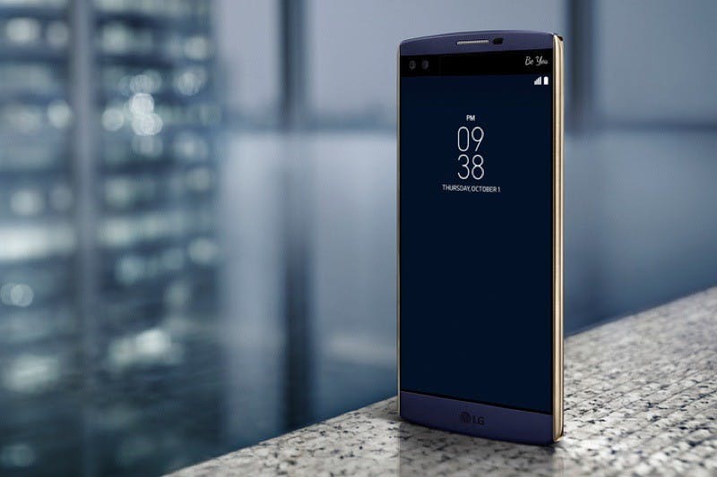 LG V10搭載業界首創雙前置鏡頭,帶著V10與好友聖誕聚餐,搭配超廣角自拍功能,輕鬆捕捉多人相聚歡樂瞬間。_resize