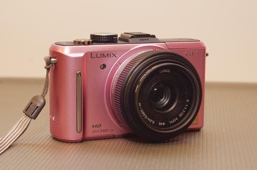 是第一次把玩女朋友就上手，Panasonic GF1 開箱這篇文章的首圖