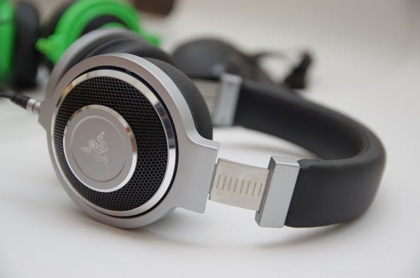 是金屬電音海怪， Razer Karken Forged Edition 耳機動手玩這篇文章的首圖