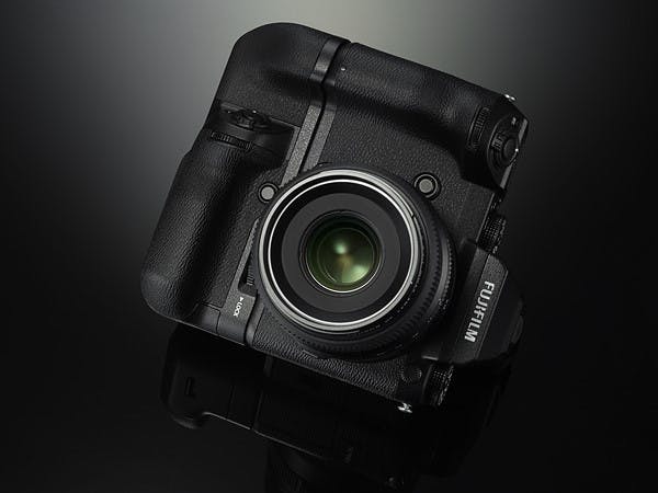 是直接跳過 35mm 全片幅， Fujifilm 宣布著手開發 51.4MP 的數位中片幅系統 GFX50S這篇文章的首圖