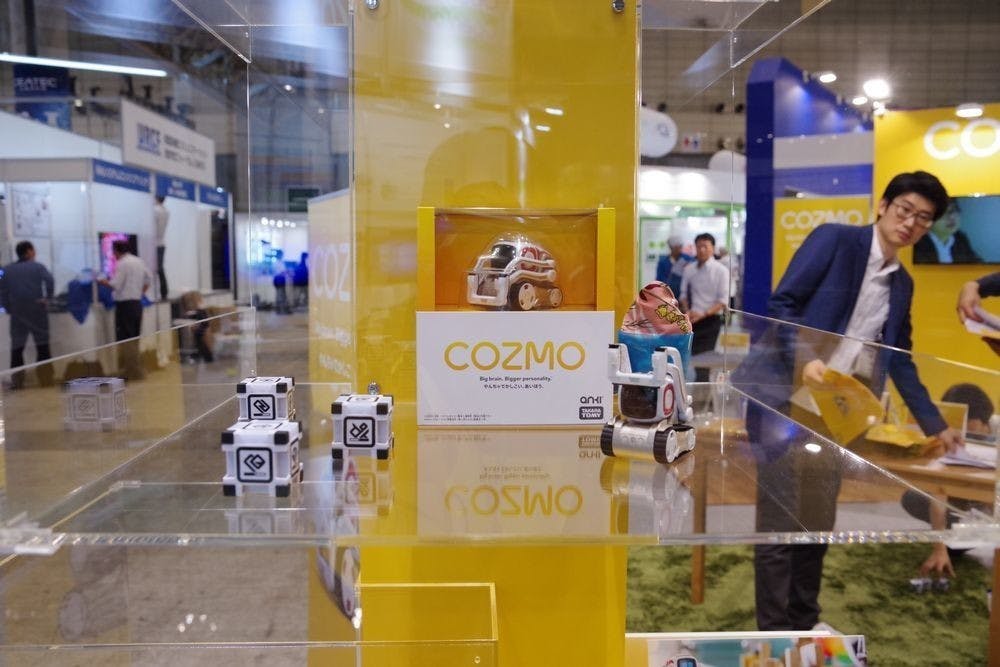 是CEATEC 2017 ： Takara Tomy 展示由美國 Anki 開發、有千種情緒的小小 AI 機器人 COZMO這篇文章的首圖