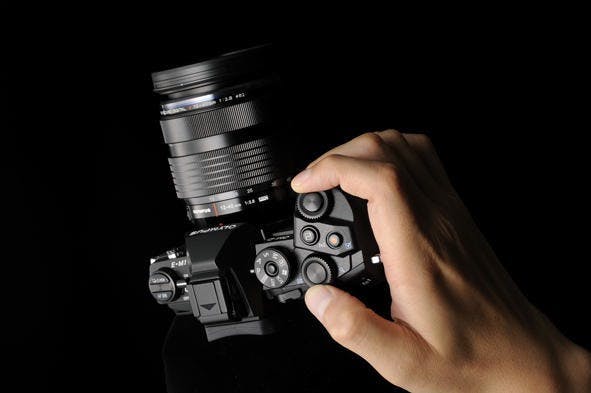 是Olympus發表OM-D 系列的E-M1，台灣於10月中上市。單機一鏡組合要價69990元，有極高的CP值這篇文章的首圖