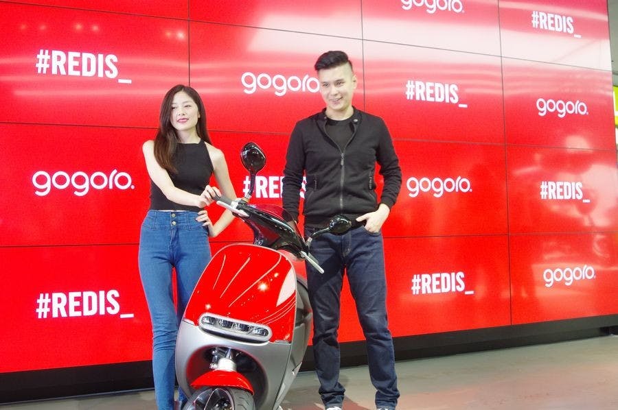 是艷紅中帶些許橘與白， Gogoro Plus 火紅新色登場這篇文章的首圖