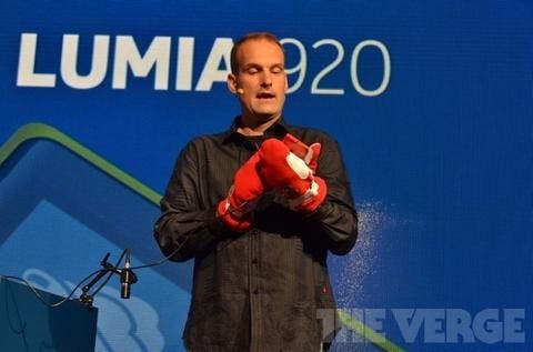 是Nokia 採用 Synaptics 的觸控技術，強調戴手套也沒影響這篇文章的首圖