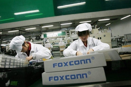 是不再血汗?富士康宣佈以機械手臂代替工人加班這篇文章的首圖