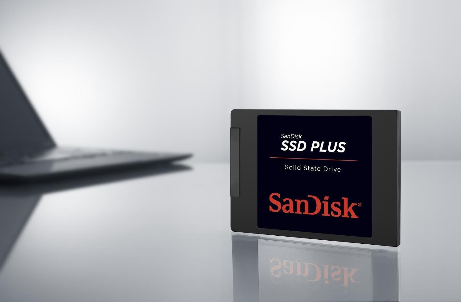 是鎖定主流消費族群， SanDisk 推出讀取速度達 535MBps 之 SanDisk SSD Plus 固態硬碟這篇文章的首圖