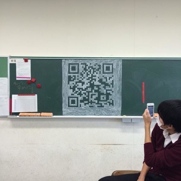 是這是什麼選舉新花招？是誰在學校黑板上留下QR Code…這篇文章的首圖