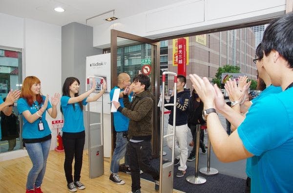 是iPhone 5s 與 5c Studio A 首賣現場，金色少量且搶手、 5c 買氣低這篇文章的首圖