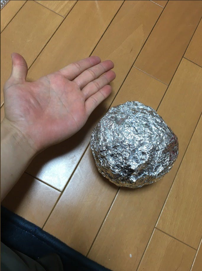 把一垞鋁箔紙揉成一團約手掌大