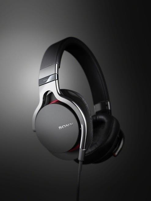 是Sony 高階封閉式耳罩耳機 MDR-1 在 IFA 發表這篇文章的首圖