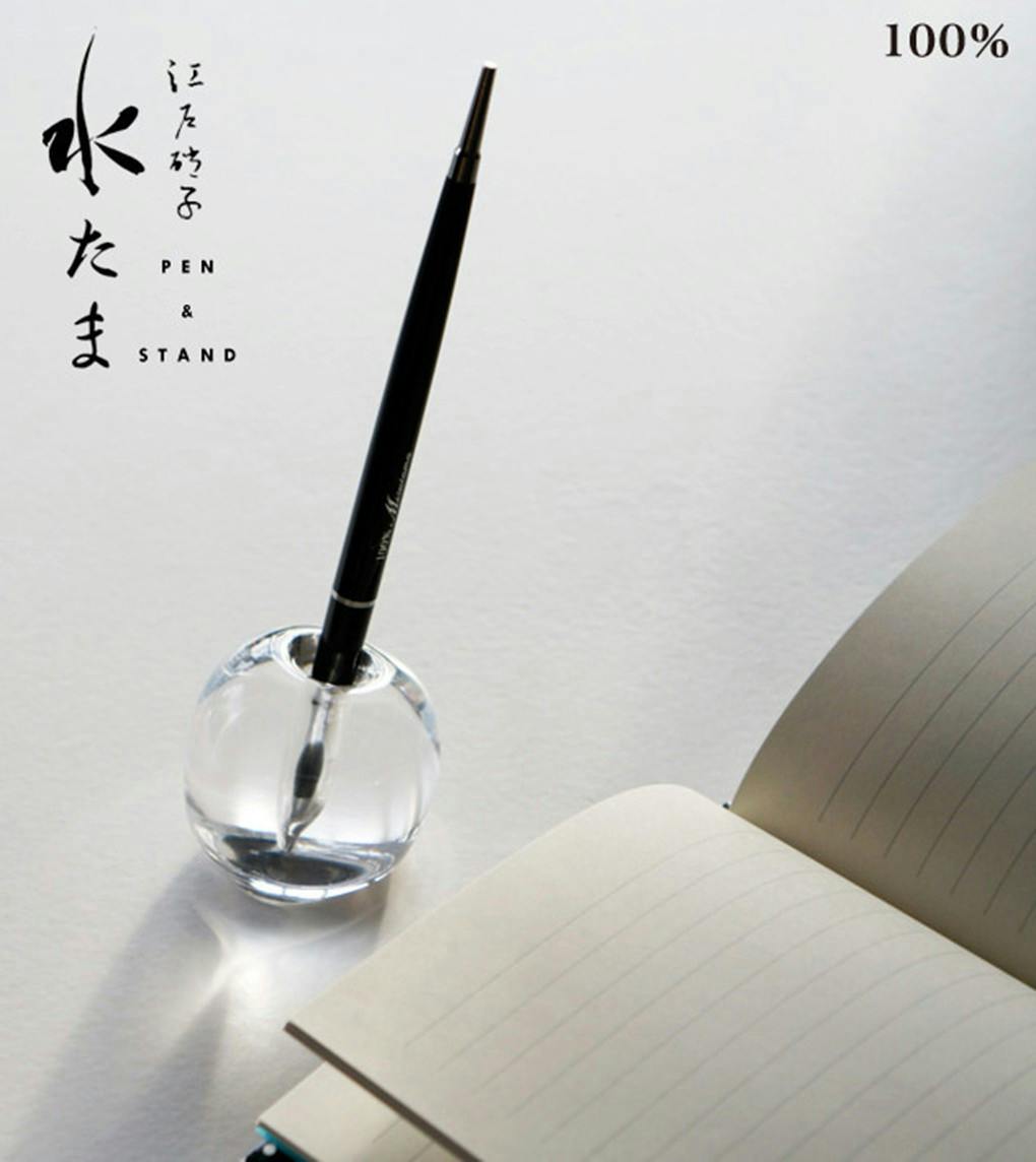 是美得像一顆淚珠的 Mizutama 玻璃筆座，正等待著你的下一次執筆。這篇文章的首圖