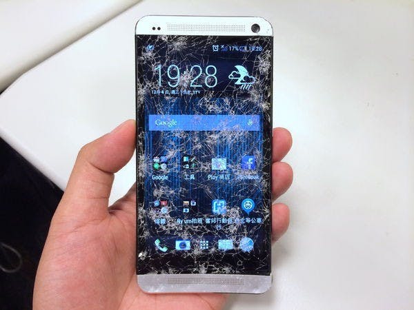 是在家請不要模仿 新HTC One 的堅固測試這篇文章的首圖
