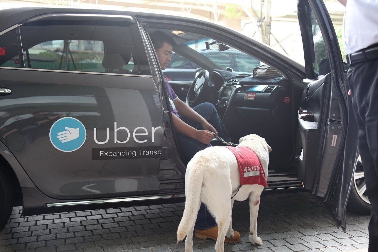 是提供行動不便與隱性障礙族群便利的交通模式， Uber 在台灣推出 uberASSIST 關懷優步服務這篇文章的首圖